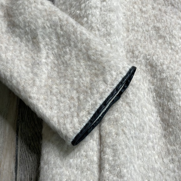 Forever 21 Women’s Juniors Cream and Black Zip Up Felt Jacket, size medium - Picture 3 of 13